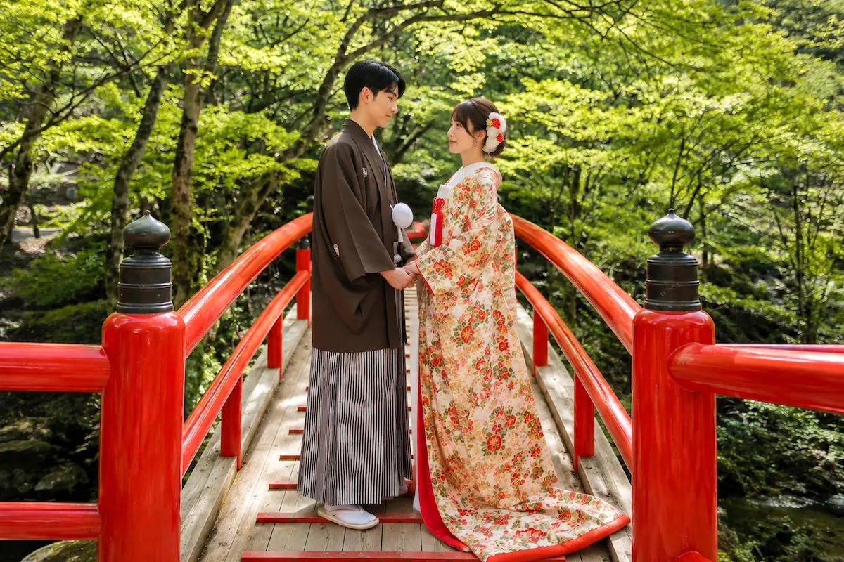 伊香保 朱塗りの橋 色打掛の新郎新婦
