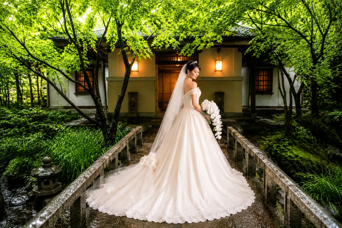 ステンドグラスの会場 ドレス姿の新婦