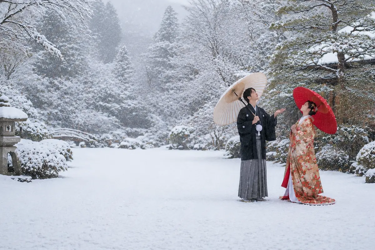 冬の伊香保 雪景色の和婚 蛇の目傘